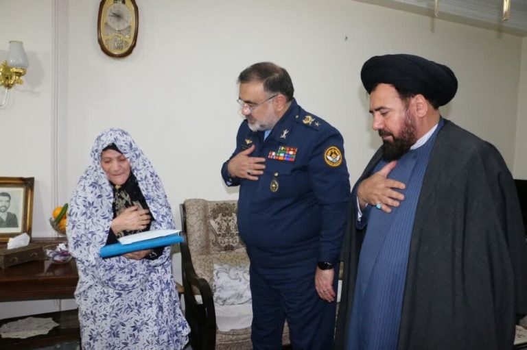 دیدار امیر واحدی با خانواده شهدای مدافع حرم معز غلامی وذاکر حسینی – خط و نقد | اخبار ایران و جهان