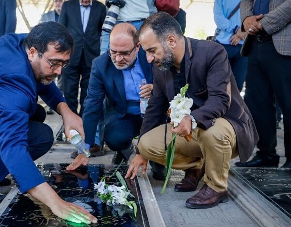 مزار شهدای رسانه در تبریز غبارروبی و عطرافشانی شد – خط و نقد | اخبار ایران و جهان