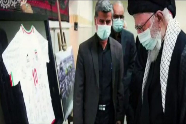 اهدای پیراهن تیم ملی فوتبال نوجوانان به رهبر انقلاب – خط و نقد | اخبار ایران و جهان