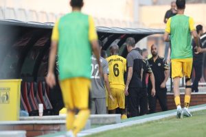 درگیری سرمربی و بازیکن خارجی سپاهان روی نیمکت – خط و نقد | اخبار ایران و جهان