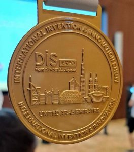 نمایشگاه اختراعات بینالمللی DIS 2023 در هفتم و هشتم دسامبر ، با حضور " شرکت داروسازان نانو گستر راستین با نام تجاری هایمدیسین" و نمایندگانی از 32 کشور جهان در شهر دوبی برگزار شد. دکتر سپیده جعفرزاده راستین و دکتر فاطمه تقوایی با دو اختراع در بخش پزشکی نمایشگاه و جشنواره بین المللی نوآوری و اختراعات DIS - 2023، حضور پیدا کرده بود. دو اختراع "بایوکرم اگزوزوم" و "نیدل انعطاف پذیر" که پیشتر در کشور ایران به عنوان اختراع ثبت شده بود، توسط این گروه در این نمایشگاه معرفی گردید. با توجه به رأی اعضای هیئت داوران این نمایشگاه ، "نیدل انعطاف پذیر" و "بایوکرم اگزوزوم" اختراع شده، به ترتیب موفق به کسب مدال طلا و نقره ی این نمایشگاه شدند. همچنین برگزیدگان هر بخش علمی و فناوری به صورت مجزا نیز توسط هیئت داوران انتخاب شدند که نماینده کشورمان در بین نمایندگانی از کشورهای انگستان، کانادا، کره جنوبی، فرانسه، ترکیه و سایر کشورهای اروپایی و خاورمیانه به عنوان برگزیده بخش پزشکی این نمایشگاه انتخاب شد. در حاشیه این رویداد، هیئت اعزامی دانشگاه بخارست رومانی نیز به صورت مجزا، مدال طلای این دانشگاه را در بخش پزشکی، به نماینده ایران اختصاص داد. بر اساس این گزارش، هدف اصلی مسابقات و نمایشگاه اختراعات بینالمللی DIS که هرساله به میزبانی یکی از کشورهای جهان برگزار می شود، ایجاد بستری علمی و تجاری برای مخترعان و تولیدکنندگان و فروشندگان است تا آخرین محصولات و نوآوریهای خود را ارائه کنند.